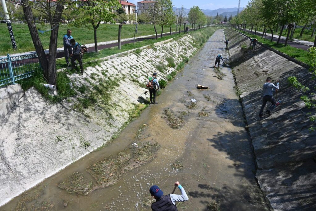 Başkan Başdeğirmen Talimat Verdi: Dere ve Kanallar Temizleniyor Cay Boyu Kanal Temizligi 4