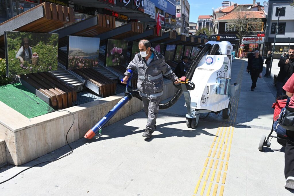 Isparta’nın Yeni Temizlik Neferleri: Akülü "Filler" Göreve Başladı Isparta Fil Supurge