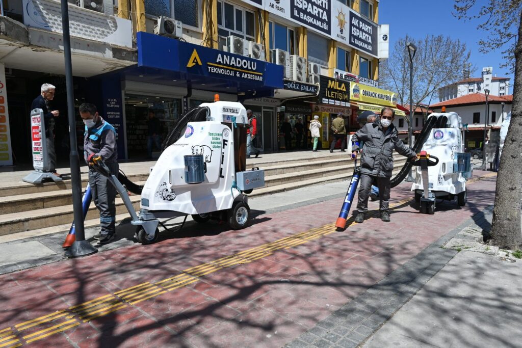 Isparta’nın Yeni Temizlik Neferleri: Akülü "Filler" Göreve Başladı Isparta Fil Supurge3